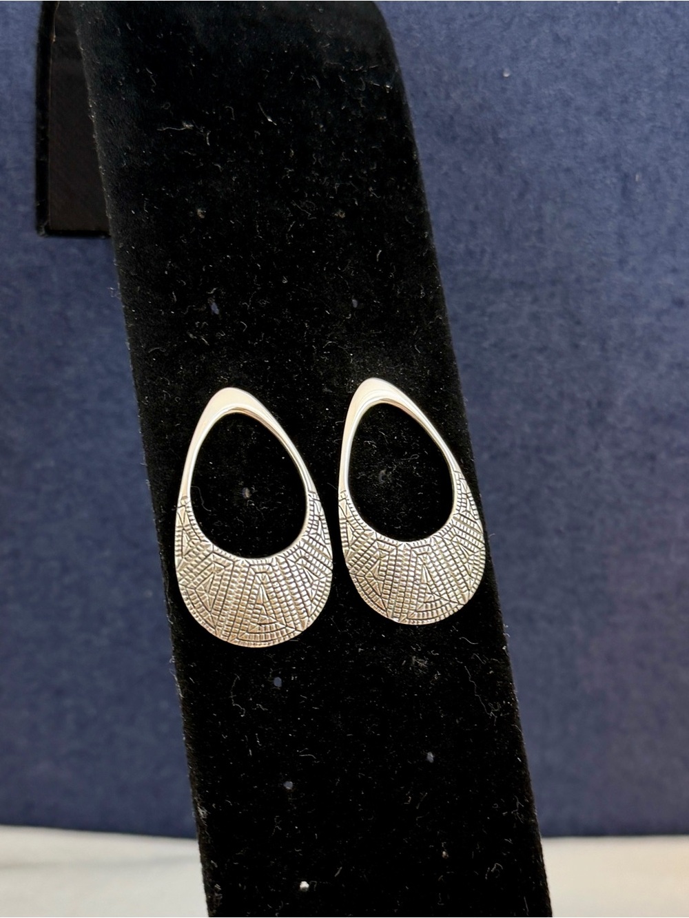 ELGIN TOM Navajo Sterling Silver Etched Carved Geometric Teardrop Stud Earrings - Picture 2 of 13